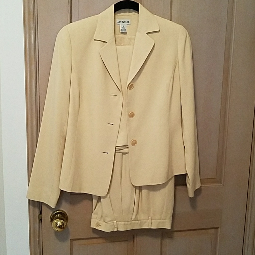 ANN TAYLOR SILK PANT SUIT. SIZE 2. EUC